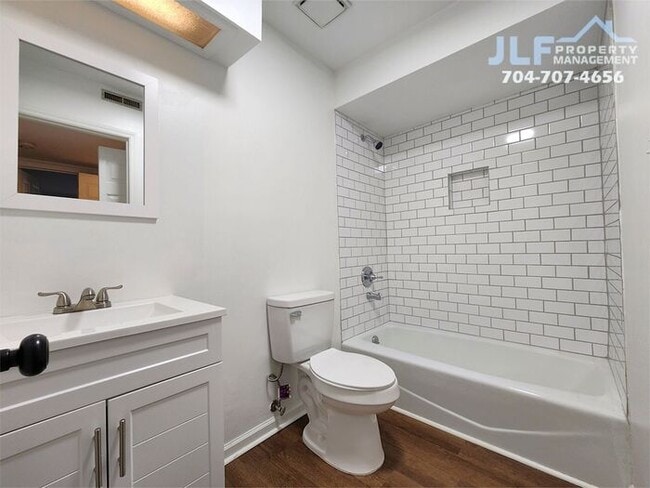 Building Photo - Great 2 bed/2 bath Condo in Convenient Charlotte Area!