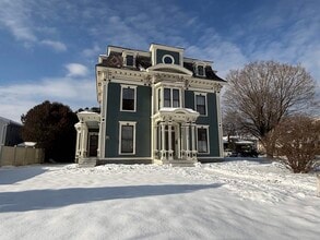 Building Photo - 79 Pine St