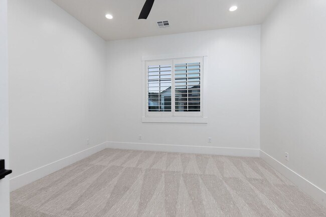 Building Photo - 6 bed / 4 bath / 3 car garage custom home in Pecan Valley