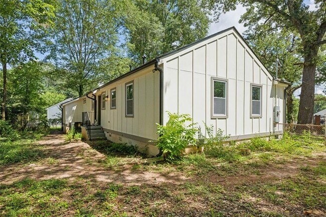 Building Photo - 1635 Pontiac Pl SE