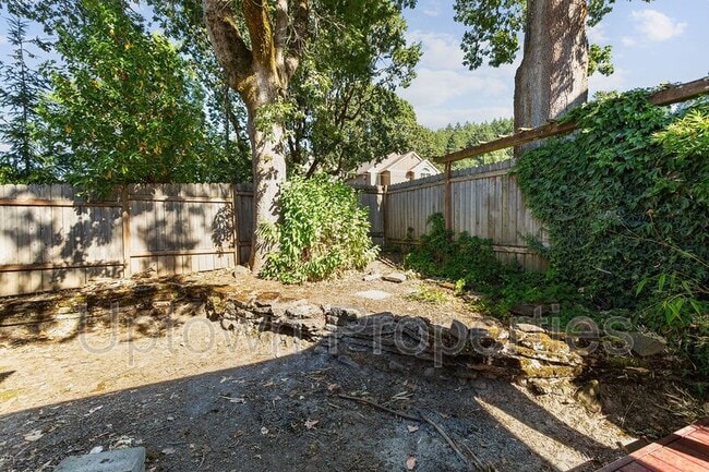 Building Photo - 16620 SW Oak St