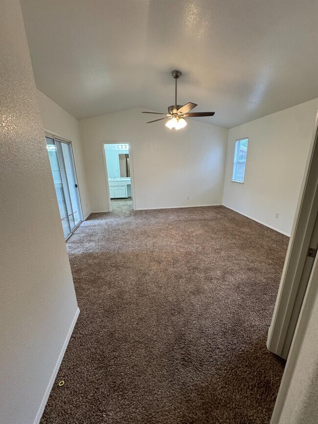 Building Photo - 1848 E Everglade Ave