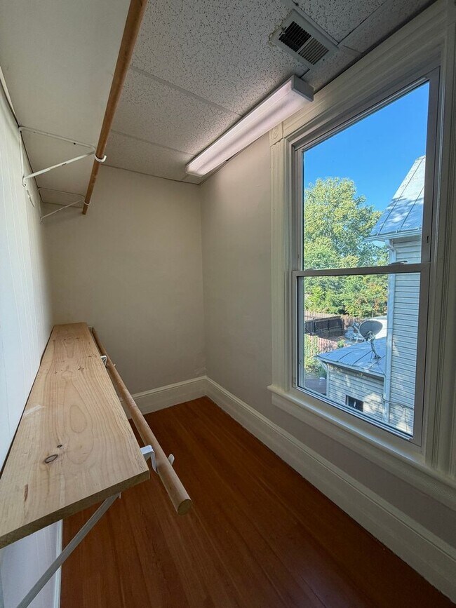 Building Photo - 606 Elm Ave