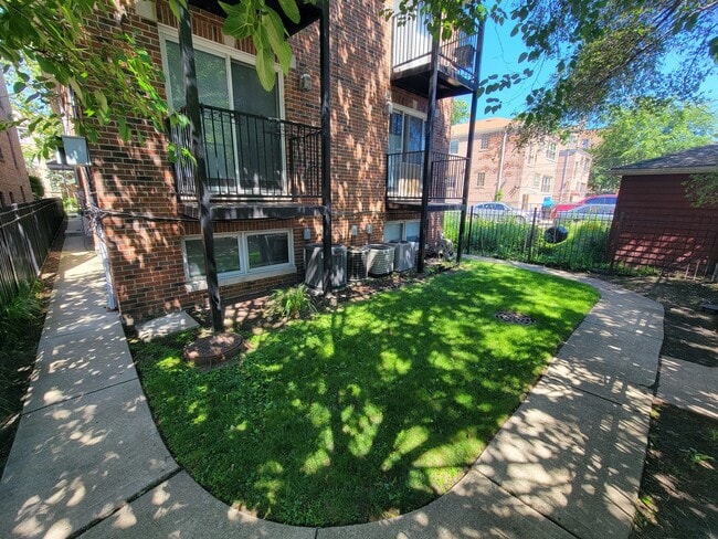 Building Photo - 7411 N Claremont Ave
