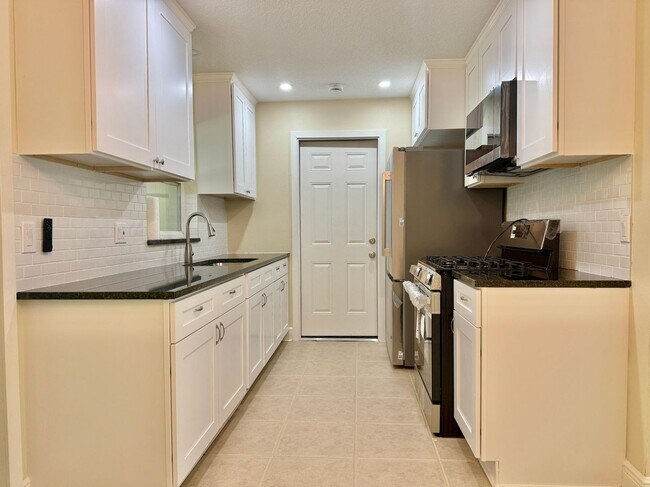 Building Photo - 204 Sandy Ln