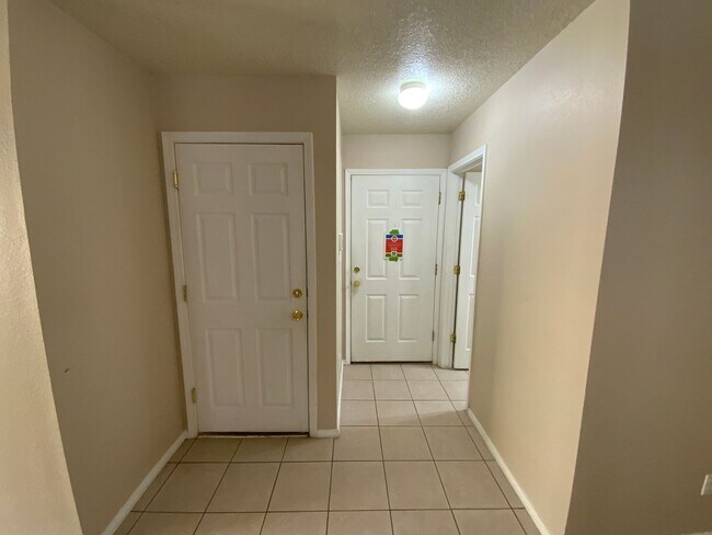 Building Photo - 3 Bedroom Home Available Near Unser Blvd N...