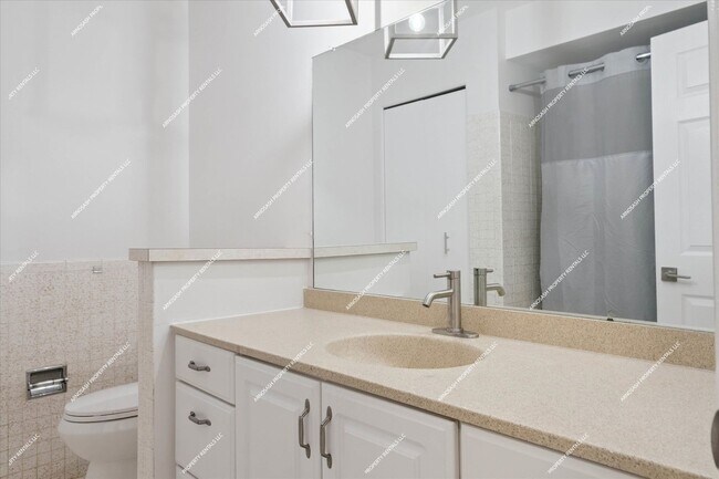 Building Photo - Rare Rental! Beautiful 1900 sq ft 3-bedroo...