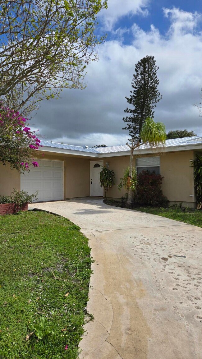 Building Photo - 750 Altura St