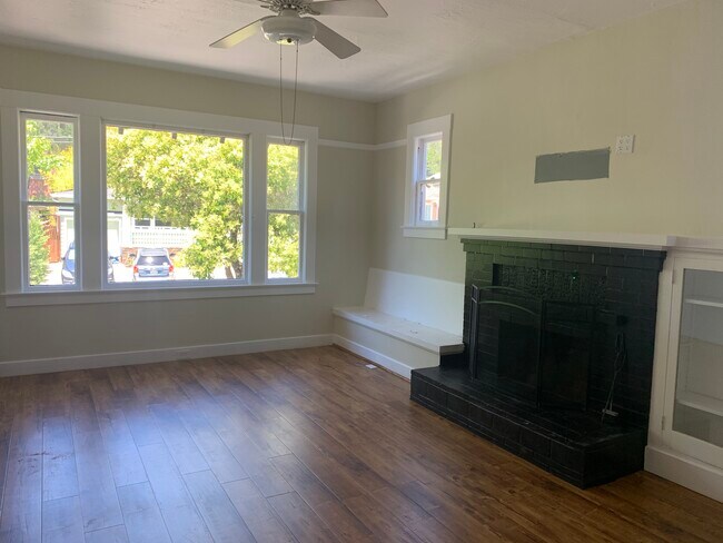 Bright living space - 106 Union St