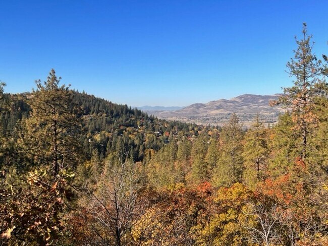 Building Photo - STUNNING VIEWS from this 3 bedroom, 2 bath home | Available end of February