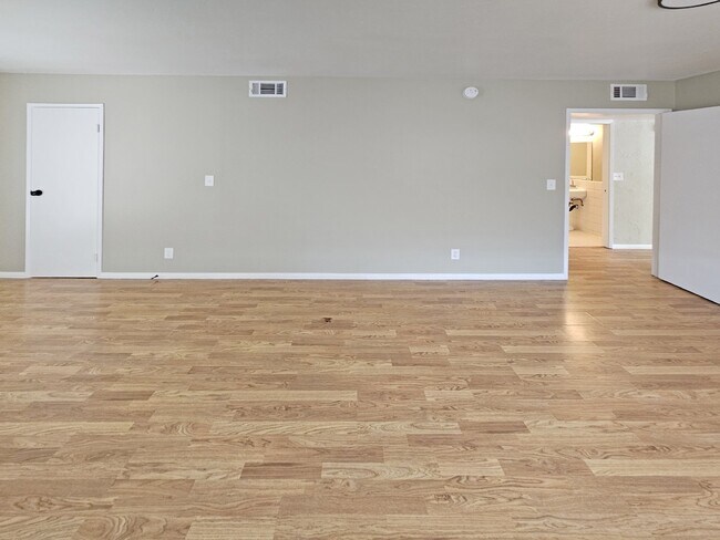 Building Photo - 6552 Valley Ave