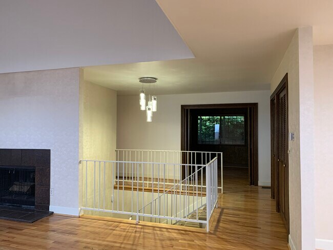 Building Photo - 6900 SE Riverside Dr