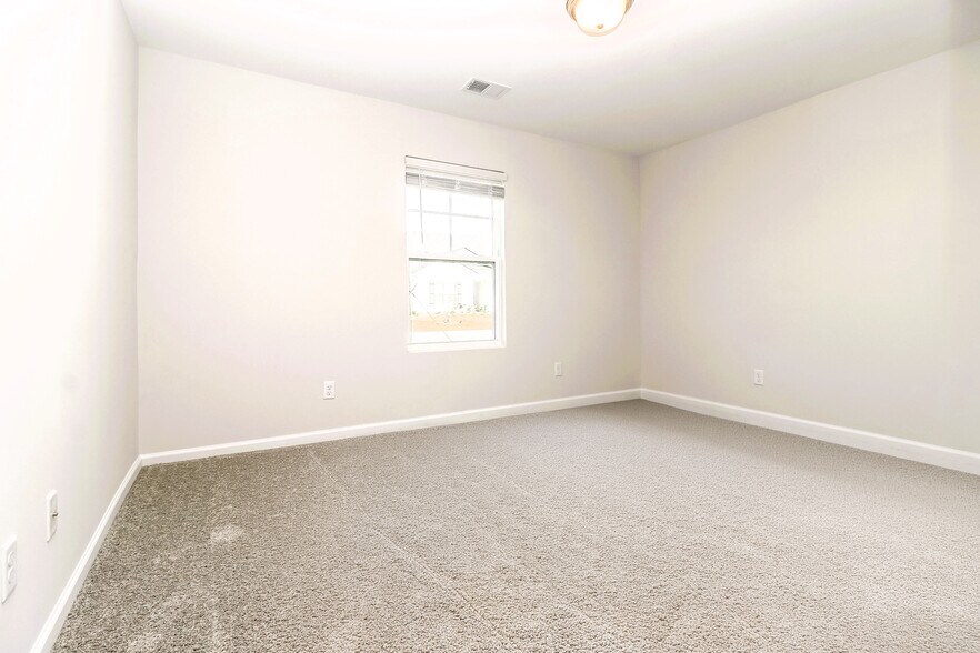 Building Photo - 1127 Autumns Wood Cir E