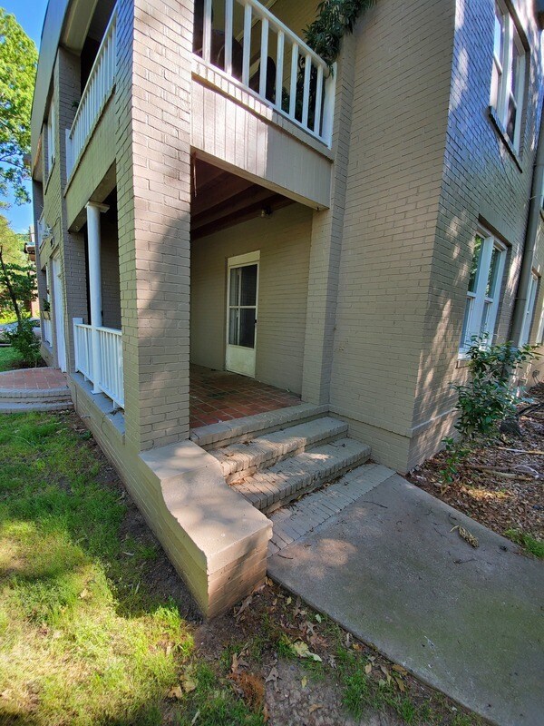 Building Photo - 2100 E 7th St