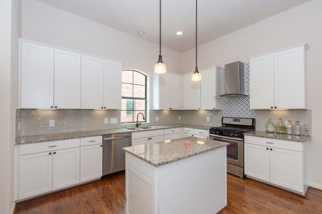 Building Photo - 1404 W 26th St