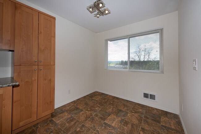 Building Photo - Amazing 2bed/1bath Apartment w/ Covered Parking in Redmond!