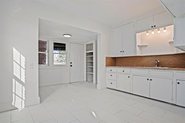 Building Photo - 609 SW 30th St