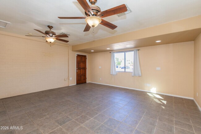Building Photo - 1813 E Ellis Dr