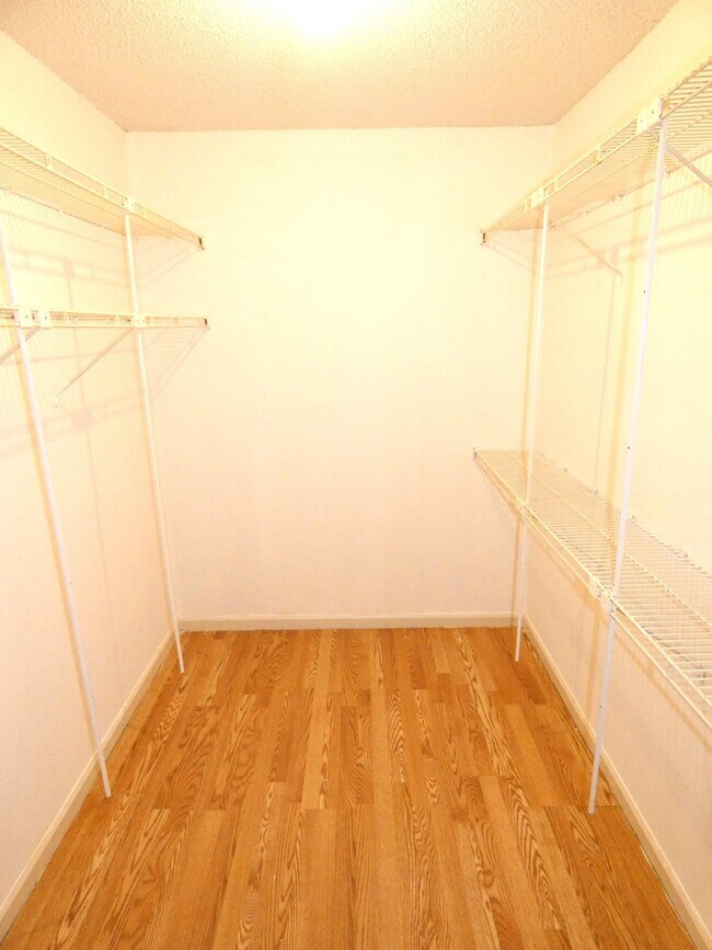 Building Photo - 357 N Rock Island Rd