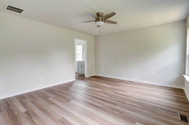 Building Photo - 301 Northfield Hts Ln