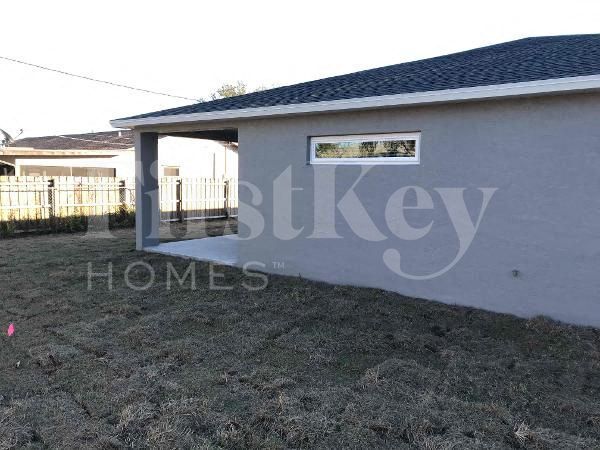 Building Photo - 931 SE Thornhill Dr