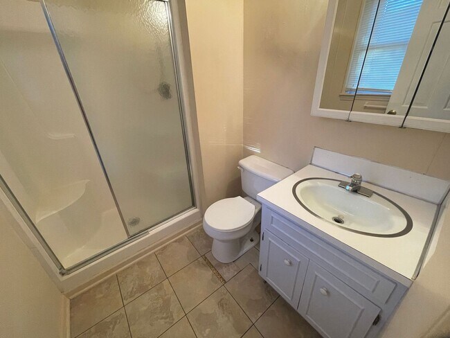 Building Photo - 3 bedroom 2 bathroom  house available now!  Bonus Room!