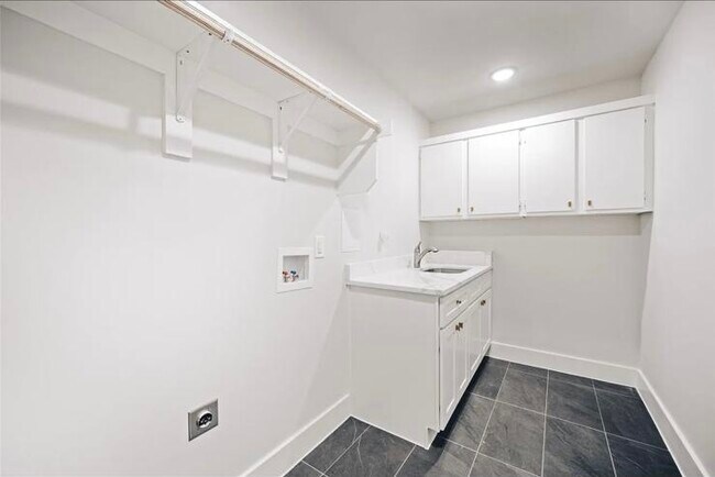 Building Photo - 7639 Royal Ln