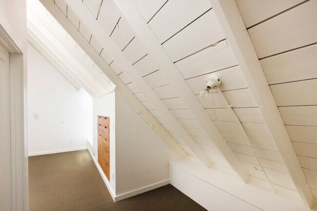 Building Photo - Balcony & Gas Fireplace: Sunny Apartment i...
