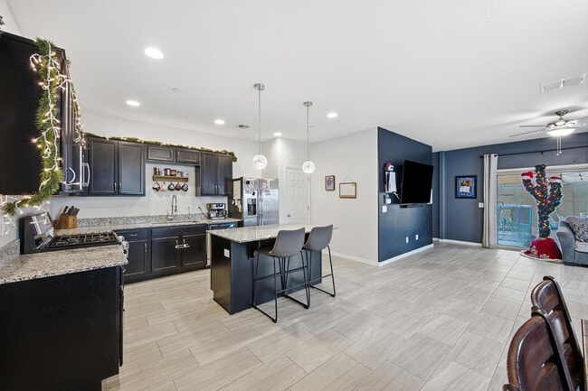 Building Photo - 21359 W Alvarado Rd