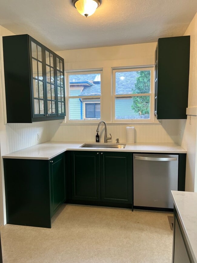 Building Photo - 3 Bedroom Craftsman style home in prime As...