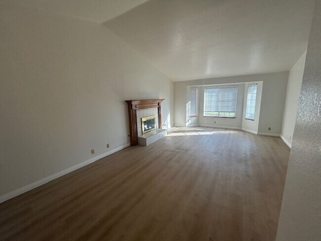 Building Photo - 6010 W Cambridge Ave