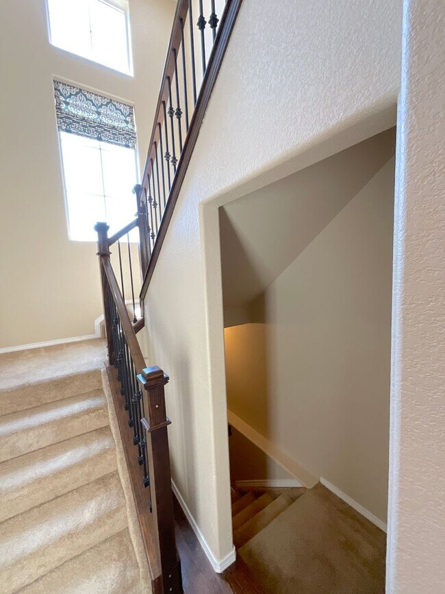 Building Photo - 4 Bedroom Home Available Near Voyager Pkwy...