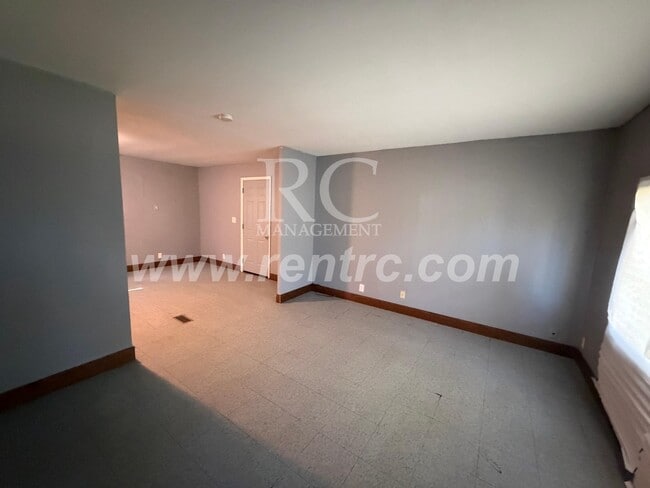 Building Photo - 907 Moore-