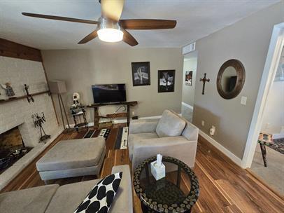 Building Photo - Beautiful EAST SIDE 4bd/2ba home with Huge Backyard!!!
