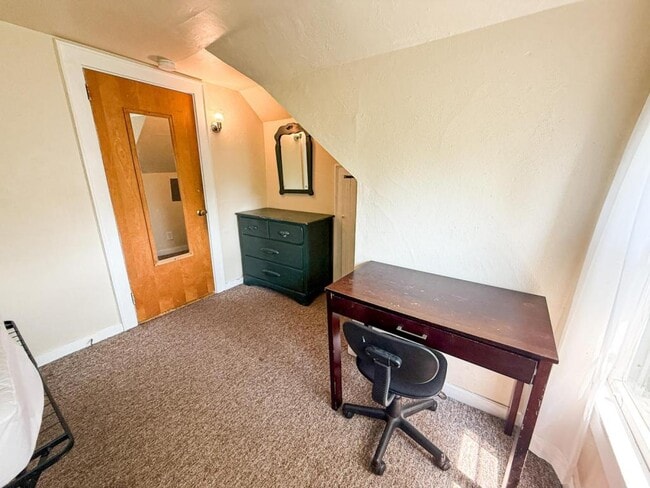 Building Photo - 207 Kelvin Pl