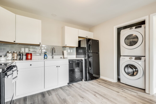 Building Photo - 2265 Columbia Dr