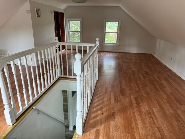Upstair Loft - 3811 S Main Rd