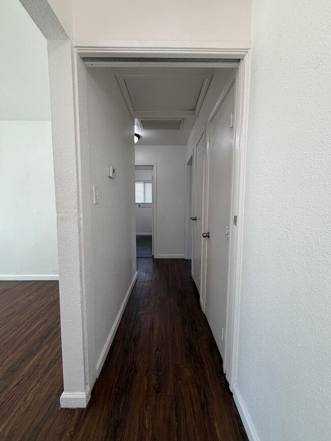 Building Photo - Charming 2-Bed, 1.5-Bath Home with 2-Car Garage in Hesperia, CA!