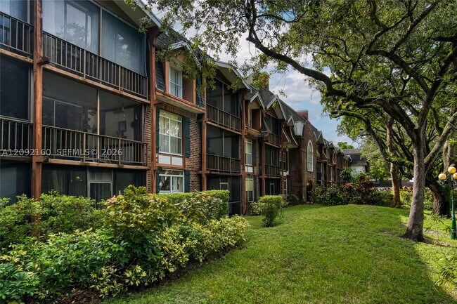 Building Photo - 3670 Inverrary Dr