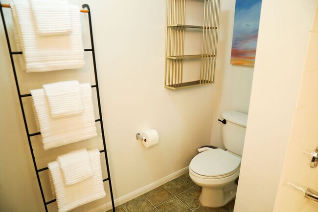 Building Photo - 2419 Fifth Ave