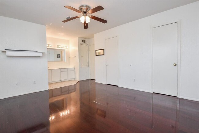 Building Photo - 8405 Wilcrest Dr