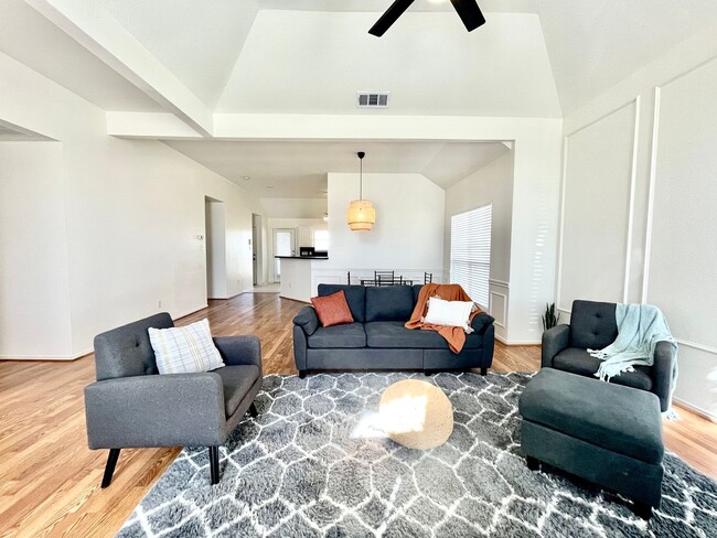 Building Photo - Recently updated home minutes from Grandscape