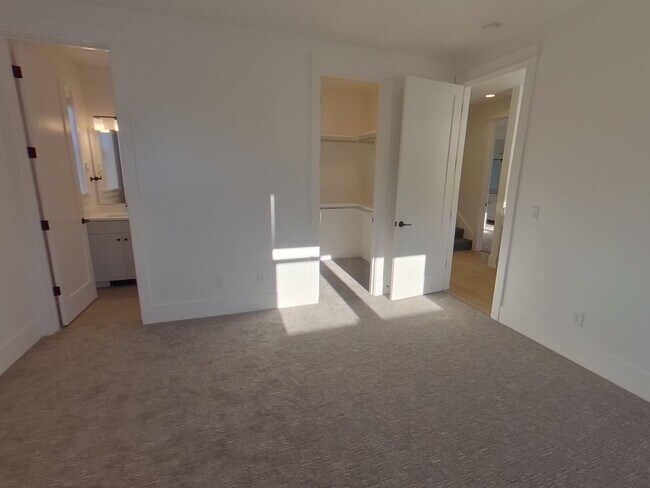 Building Photo - Beautiful 6 bedroom Campus Home!