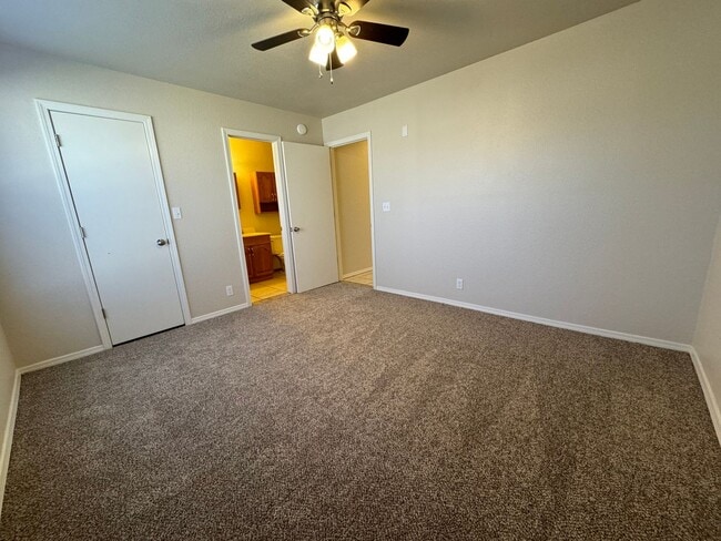 Building Photo - Gorgeous 3 bedroom 2 bathroom home