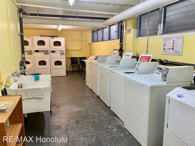 Building Photo - 2 br, 2 bath House - 2355 Ala Wai Blvd Apt...