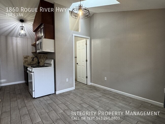 Building Photo - 1860 Rogue River Hwy