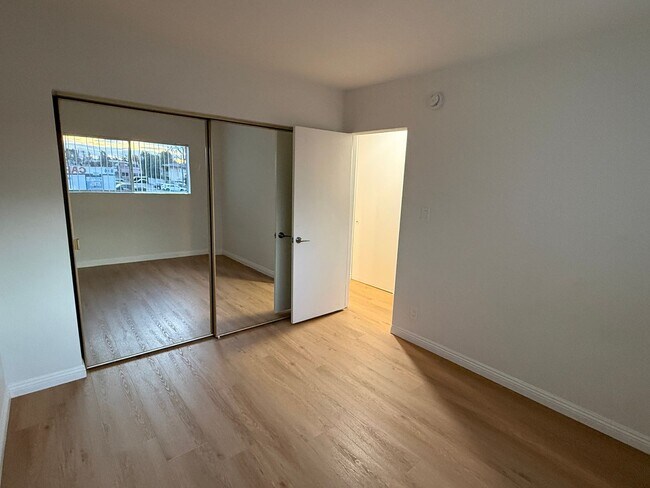 Building Photo - 14024 Oxnard St