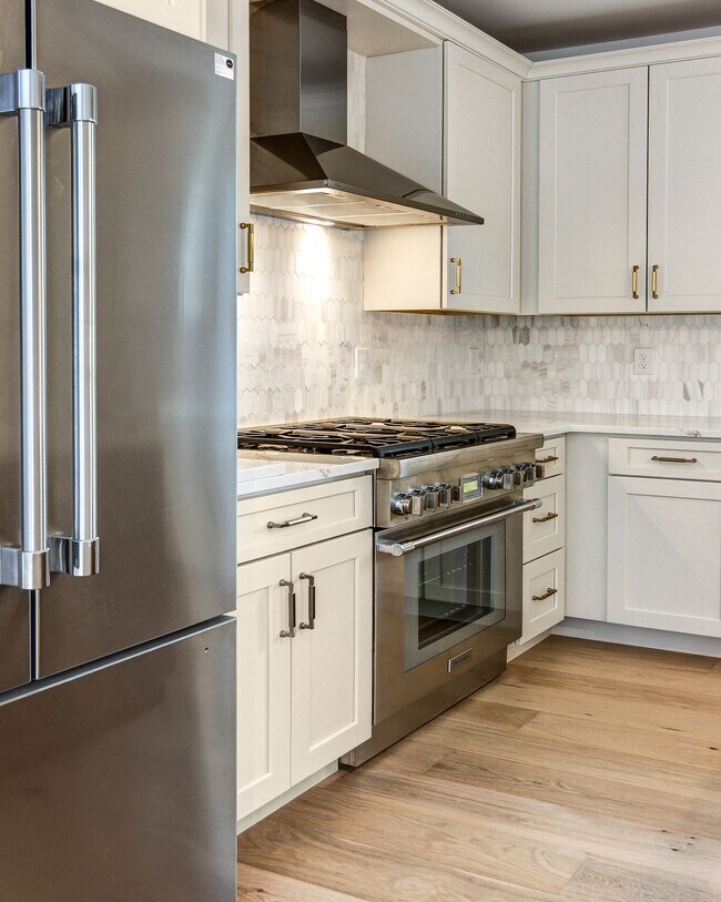 Building Photo - 20 E Redman Ave