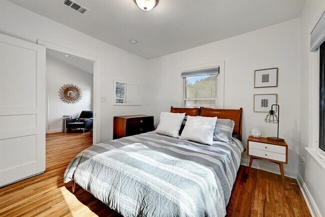 Building Photo - 2943 Higgins St