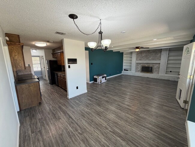 Building Photo - 3 BED/2 BATH/2 CAR GARAGE: AVAILABLE NOW!!
